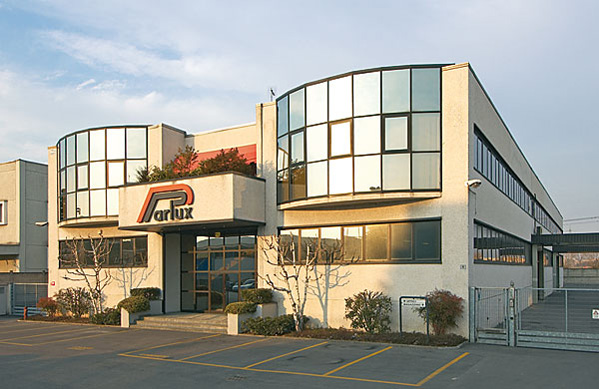 Здание компании Парлюкс в пригороде Милана (Италия).